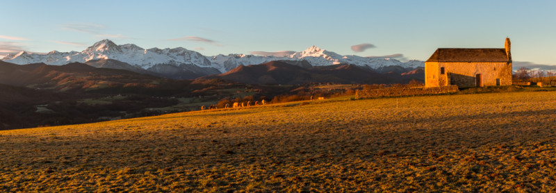 Chaîne des Pyrénées depuis la chapelle de Roumé Chaîne des Pyrénées depuis la chapelle de Roumé