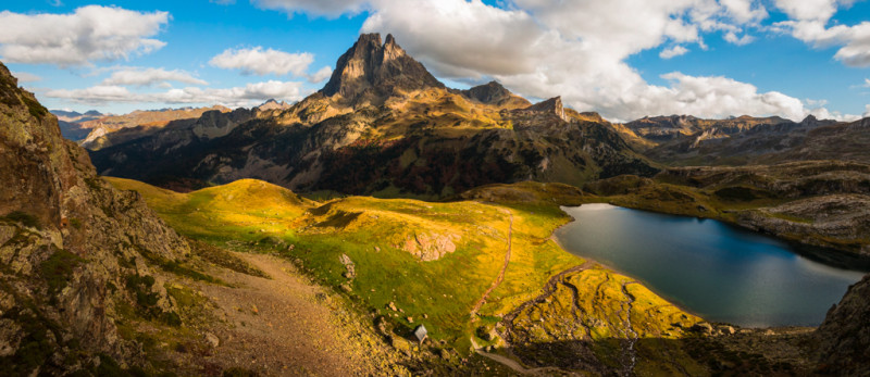 Pic du Midi d'Ossau et Lac Roumassot Pic du Midi d'Ossau et Lac Roumassot