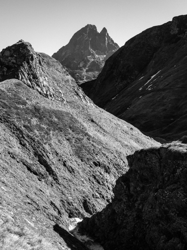 Pic du Midi d'Ossau en montant au lac d'Aule Pic du Midi d'Ossau en montant au lac d'Aule